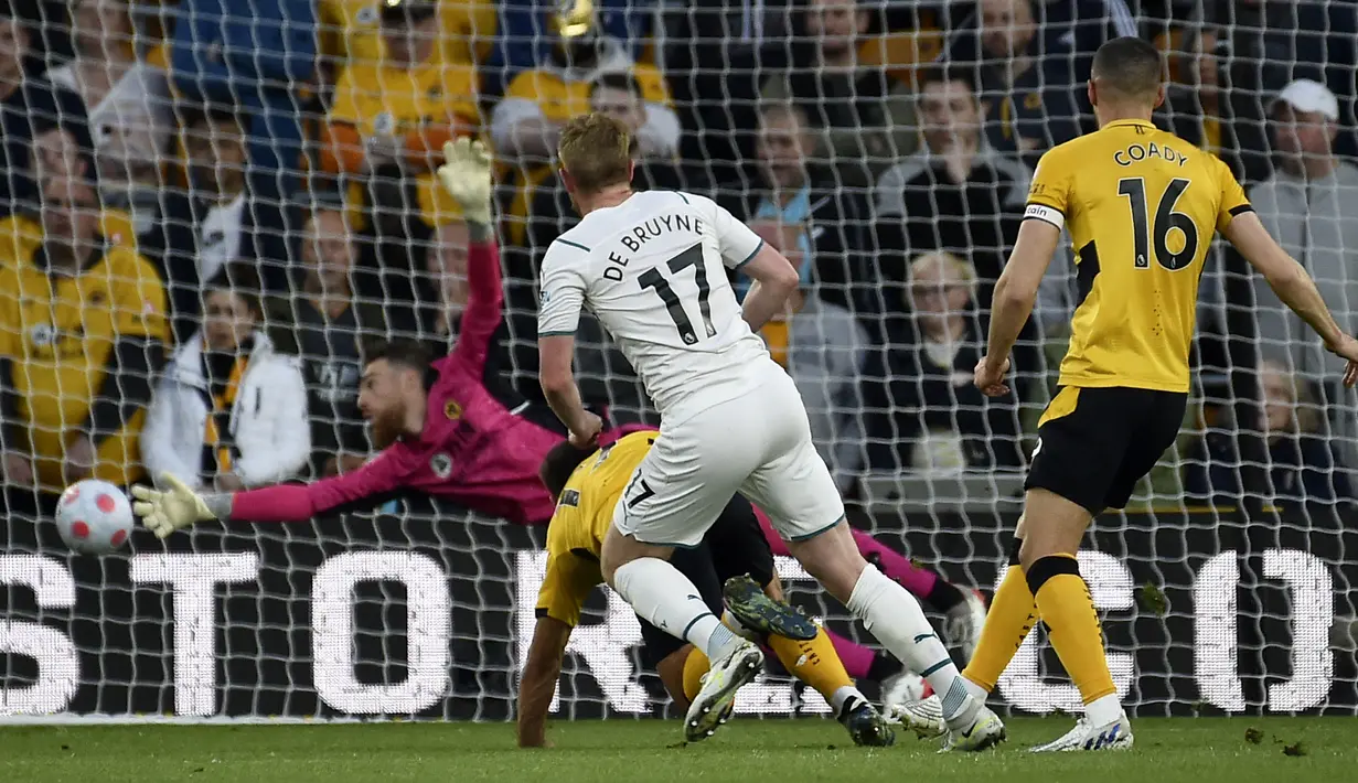 <p>Gelandang Manchester City Kevin De Bruyne (tengah) mencetak gol ketiga timnya ke gawang Wolverhampton Wanderers pada aga tunda pekan ke-33 Liga Inggris di Molineux Stadium, Kamis (12/5/2022). Kevin De Bruyne mencatatkan empat gol yang menakjubkan saat Manchester City melibas 5-1 tuan rumah Wolverhampton Wanderers. (AP Photo/Rui Vieira)</p>