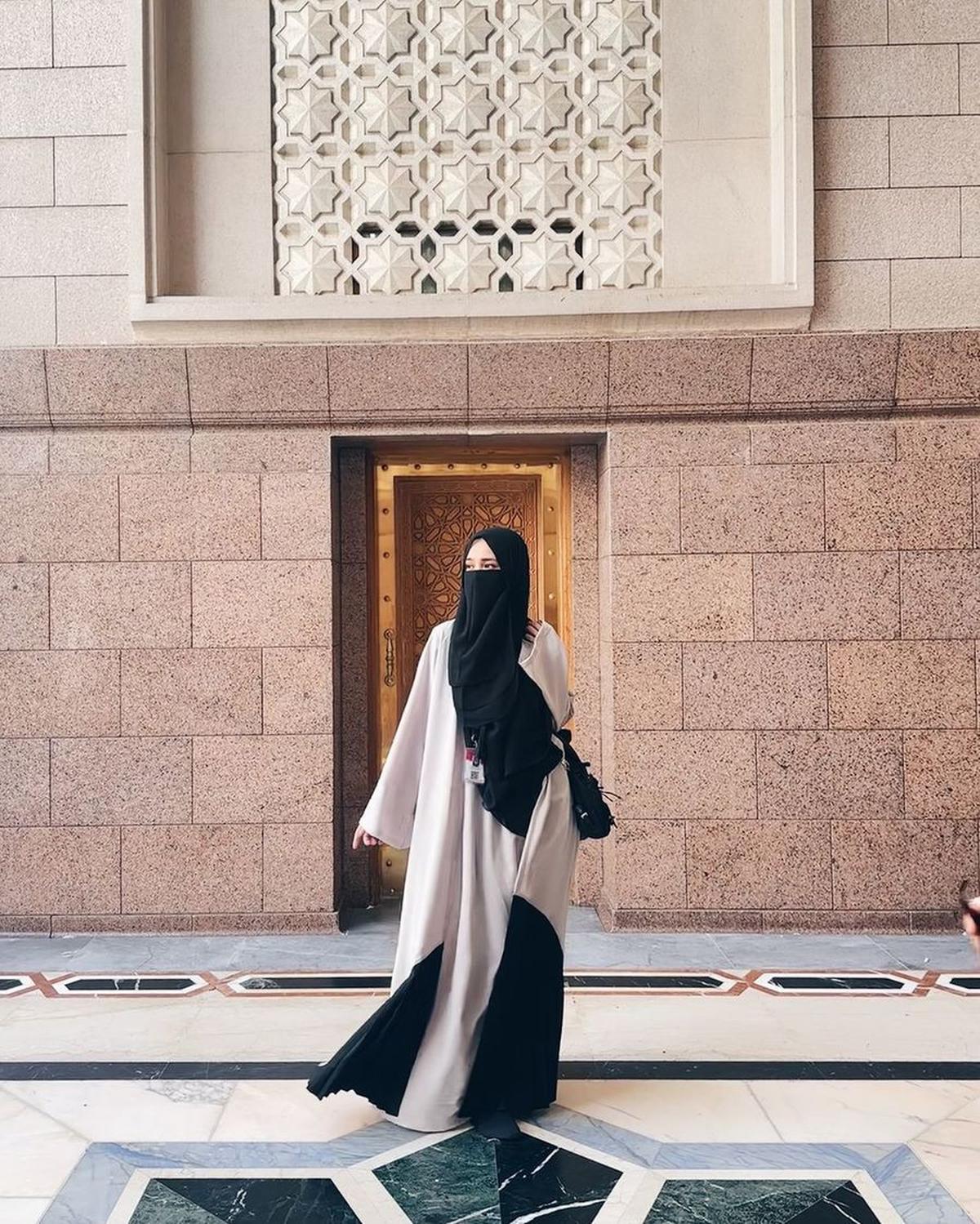 9 Potret Michelle Ziudith Berpenampilan Syar'i saat Umrah, Makin Sukses Berkat Ipar Adalah Maut