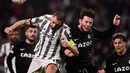 Pemain belakang Juventus, Leonardo Bonucci (Kiri) dan penyerang Freiburg, Michael Gregoritsch melakukan sundulan dalam laga leg pertama babak 16 besar Liga Europa 2022-2023 di Allianz Stadium, Jumat (10/3/2023) dini hari WIB. Beruntung Juve bisa mencuri satu gol lewat sundulan Angel Di Maria di babak kedua (53'). (Photo by Marco BERTORELLO / AFP)