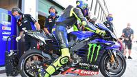 Valentino Rossi ketika menggunakan desain helm viagra pada sesi FP3 MotoGP San Marino, Sabtu (12/9/2020). (Andreas SOLARO / AFP)