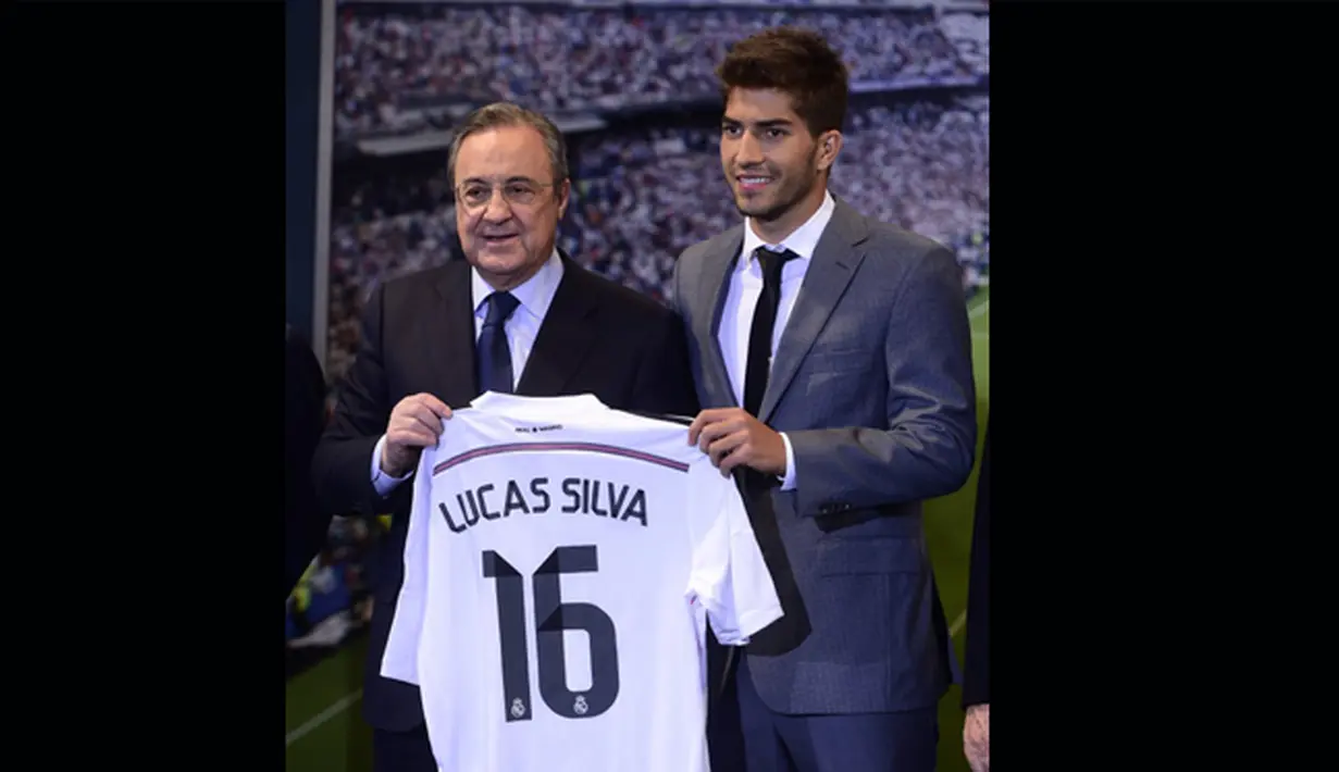 Presiden Real Madrid Florentino Perez saat memperkenalkan Lucas Silva di Santiago Bernabeu, Madrid, Senin (26/1/2015). (AFP Photo/Pierre P Marcao)