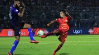 M. Sihran Amrullah (kanan) jadi pemain Borneo FC yang mencuri perhatian saat laga melawan Arema di Stadion Kanjuruhan, Kabupaten Malang (13/9/2019). (Bola.com/Iwan Setiawan)
