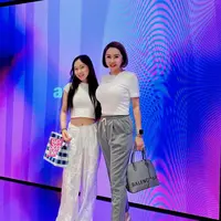 Femmy Permatasari berpose bersama putrinya Brigita Permata Jaya dengan outfit matching. Bukan tampak ibu dan anak, tapi kakak-adik, Femmy mengenakan atasan kaus putih polos, dipadu sport pants abu-abu, sedangkan Brigita serasi mengenakan atasan kaus putih polos yang dipadunya dengan celana panjang putih. Foto: Instagram.