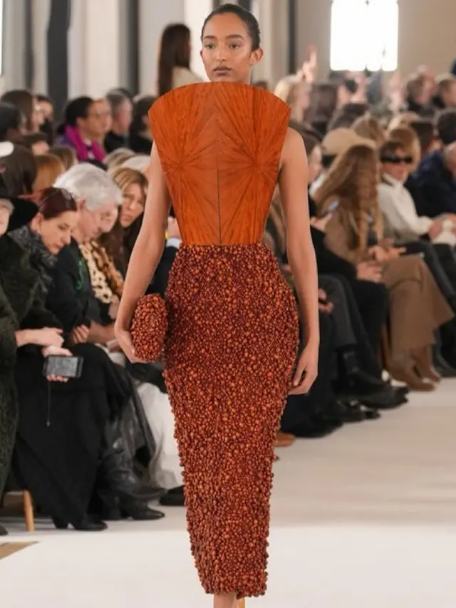 Tampilan Berkilau Doja Cat dengan Tubuh yang Dilapisi Lebih dari 30.000 Kristal di Schiaparelli Show