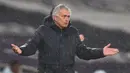 Manajer tim Tottenham Hotspur, Jose Mourinho tampak tidak puas dengan penampilan timnya saat menghadapi Chelsea dalam laga lanjutan Liga Inggris 2020/21 pekan ke-22 di Tottenham Hotspur Stadium, London, Kamis (4/2/2021). Tottenham Hotspur kalah 0-1 dari Chelsea. (AFP/Clive Rose/Pool)