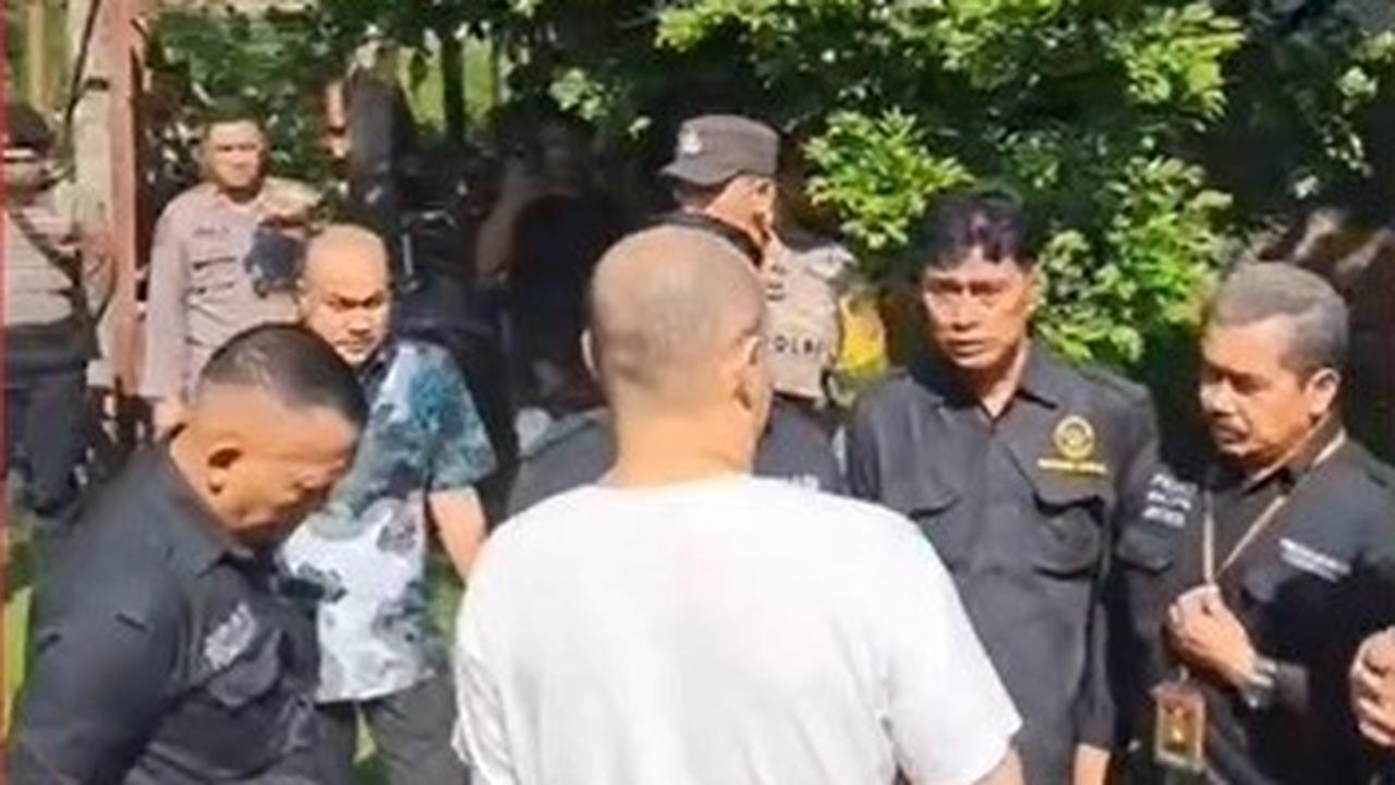 Detik-Detik Pembongkaran Paksa Rumah Atalarik Syach, Suasana Panas dan Tegang Dikepung Puluhan Aparat
