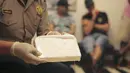 Barang bukti kokain berbentuk batu bata diperlihatkan polisi peru di sebuah apartemen di Miraflores, Lima, Peru, Selasa (22/3). 52 batu bata kokain diamankan dari tangan tiga tersangka, dua di antaranya berasal dari Prancis. (REUTERS/Guadalupe Pardo)
