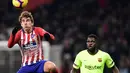 Striker Atletico Madrid, Antoine Griezmann berusaha mengontrol bola dari kawalan bek Barcelona, Samuel Umtiti selama pertandingan Liga Spanyol di stadion Wanda Metropolitano di Madrid (24/11/2018). Griezmann sesungguhnya masih memiliki kontrak sampai 2023 bersama Atletico. (AFP Photo/Javier Soriano)