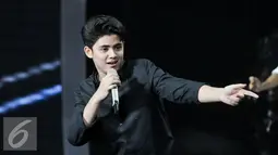 Aksi panggung Aliando saat tampil di Indonesia Social Media Awards (2K16), Jakarta, Selasa (1/11). Untuk pertama kalinya, SCTV menggelar ajang penghargaan untuk insan media sosial. (Liputan6.com/Yoppy Renato)