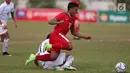 Pemain Timnas Indonesia U-19, Rifad Marasabessy saat dilanggar pemain Thailand pada Piala AFF U-18 di Stadion Thuwanna, Yangon, Jumat (15/9). Thailand menang adu penalti 3-2. (Liputan6.com/Yoppy Renato)