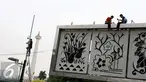 Pekerja memasang CCTV di Kawasan Monumen Nasional, Jakarta, Kamis (3/11). Pemasangan CCTV tersebut untuk meningkatkan keamanan di sekitar Monas. (Liputan6.com/Gempur M Surya)