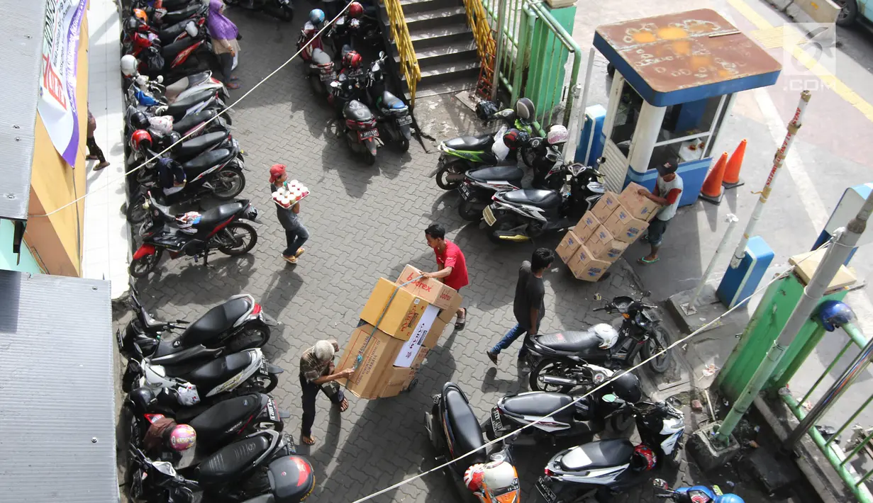 Aktivitas warga dan pekerja di parkiran Blok G Tanah Abang, Jakarta, Jumat (27/4). Pemprov DKI sebelumnya berencana memindahkan para pedagang ke parkiran Blok F. Namun, usulan tersebut ditolak para pedagang. (Liputan6.com/Arya Manggala)