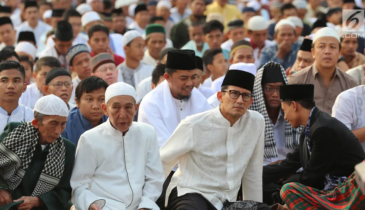 Calon wakil presiden Sandiaga Uno usai melaksanakan salat Idul Adha 1439 H di Monumen Perjuangan Jatinegara, Jakarta Timur, Rabu (22/8). Menurut Sandi, salat id di tempat tersebut untuk memenuhi janjinya. (Liputan6.com/JohanTallo)