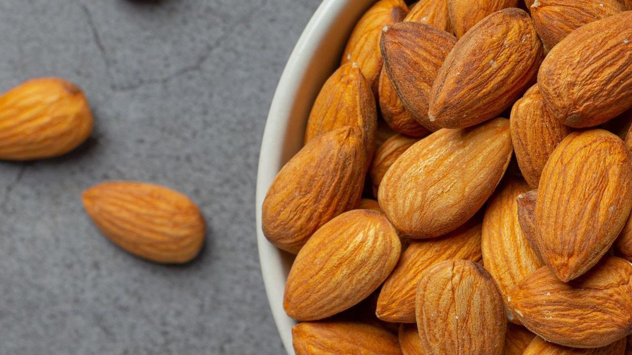 <b>4. Kacang Almond</b><br>