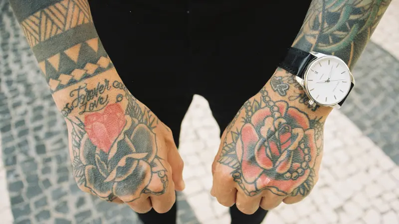 Ilustrasi tato di tangan