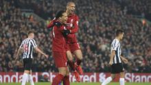 Pemain Liverpool, Virgil van Dijk bersama Fabinho merayakan kemenangan atas Newcastle pada laga Premier League di Stadion Anfield, Liverpool, Rabu (26/12). Liverpool menang 4-0 atas Newcastle. (AP/Jon Super)