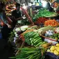 Pembeli membeli sayuran di pasar, Jakarta, Jumat (6/10). Dari data BPS inflasi pada September 2017 sebesar 0,13 persen. Angka tersebut mengalami kenaikan signifikan karena sebelumnya di Agustus 2017 deflasi 0,07 persen. (Liputan6.com/Angga Yuniar)