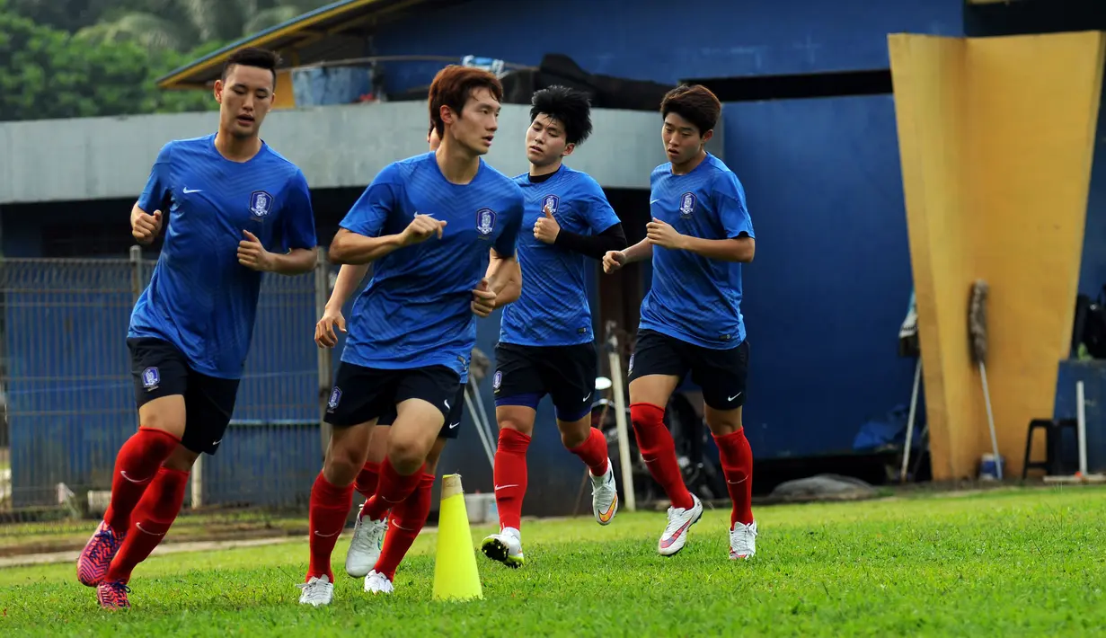 Jelang berlaga di kualifikasi Grup H Piala Asia 2016, timnas Korea Selatan U-23 melakukan latihan perdana di Lapangan C Senayan, Jakarta, (21/3/2015). Tampak, pemain timnas Korsel U-23 saat melakukan jogging. (Liputan6.com/Helmi Fithriansyah)