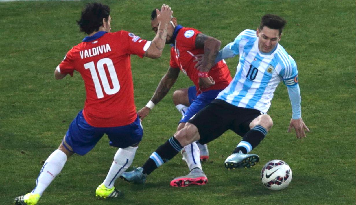 Penyerang Argentina, Lionel Messi (kanan) berusaha melewati dua pemain Chili saat final Copa America 2015 di Stadion Nasional, Santiago, Chili, (4/7/2015). Chili menang lewat adu penalti atas Argentina dengan skor 4-1. (REUTERS/Ricardo Moraes)