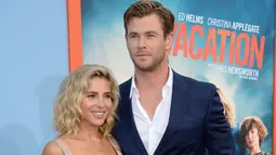 Chris Hemsworth dan istrinya Elsa Pataky menghadiri pemutaran perdana film "Vacation" di California, (27/7/2015). Berbeda penampilan Chris Hemsworth sekarang, Ia mempunyai jenggot yang berantakan dan tulang dibadannya terlihat jelas. (Jason Kempin/AFP)