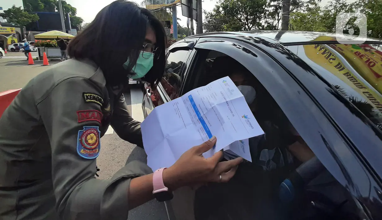 Petugas memeriksa surat vaksin ke warga saat melintas di Jalan Raya Puncak, Gadog, Kabupaten Bogor, Jawa Barat, Jumat (3/9/2021). Pemerintah Kabupaten Bogor menerapkan uji coba sistem ganjil genap bagi kendaraan di wilayah puncak pada tanggal 3 hingga 5 September 2021. (Liputan6.com/Herman Zakharia)