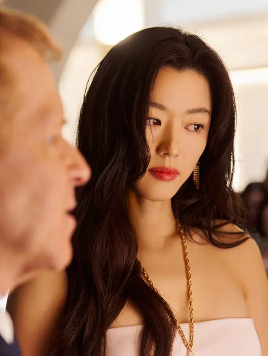 Dalam kesempatan tersebut, Piaget juga meluncurkan jam tangan perhiasan terbaru bertajuk Sixtie, yang tampil unik dengan desain trapesium, mewakili interpretasi modern terhadap gaya berani dan glamor khas akhir 1960-an. [Dok/Time International].