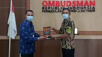 Kepala Perwakilan Ombudsman Jawa Timur Agus Muttaqin (kanan) menerima kunjungan BPJS Ketenagakerjaan Jatim. (Foto: Istimewa)