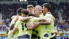 Kemenangan atas Everton membuat Manchester City makin dekat dengan gelar juara Premier League. Man City unggul empat poin setelah dalam pertandingan lain, Arsenal yang menjadi rival menuju juara justru takluk 0-3 dari Brighton. (AP Photo/Jon Super)