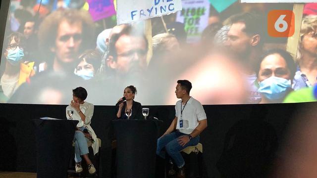 Sesi "Small Actions, Big Impacts: Cara KAMU Selamatkan Bumi" dimoderatorkan oleh Andini Effendi.