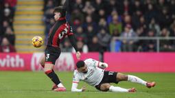 Pemain Liverpool, Mohamed Salah (kanan) berebut bola dengan pemain Bournemouth, Milos Kerkez dalam laga lanjutan Liga Inggris 2024/2025 di Vitality Stadium, Bournemouth, Inggris, Sabtu (02/02/2025). (AP Photo/Alastair Grant)