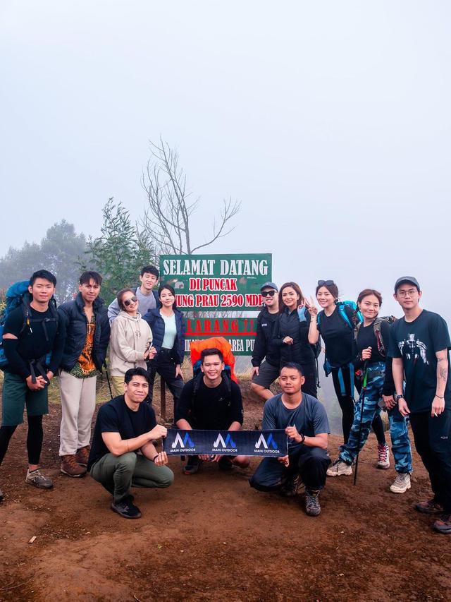 Bersama DJ Yasmine, Ini 7 Potret Seru Wendy Walters Mendaki Gunung Prau