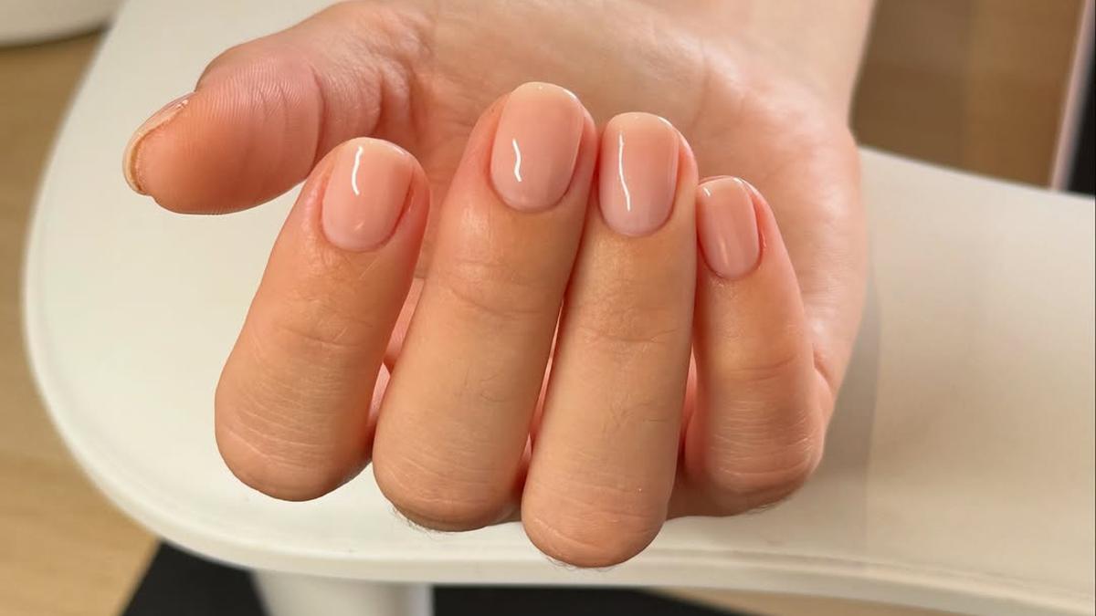 Aura Nails: Tren Kuku dengan Gradasi Warna Lembut yang Viral di Media Sosial