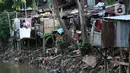 Anak-anak bermain di bantaran sungai Ciliwung, Pemukimannya, Manggarai, Jakarta, Selasa (29/9/2020). Dimana kemiskinan kemungkinan akan naik sekitar 3,02 hingga 5,71 juta orang Dan pengangguran meningkat kurang lebih 4-5,23 juta orang, saat Indonesia masuk resesi. (Liputan6.com/Johan Tallo)