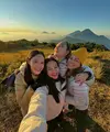 Yura Yunita, Luna Maya, Marianne Rumantir, dan Della Dartyan sah jadi anak gunung dengan taklukkan Gunung Prau. Intip gaya outdoor khas pendaki yang kece dari ke empat bestie ini yuk! [@yurayunita]