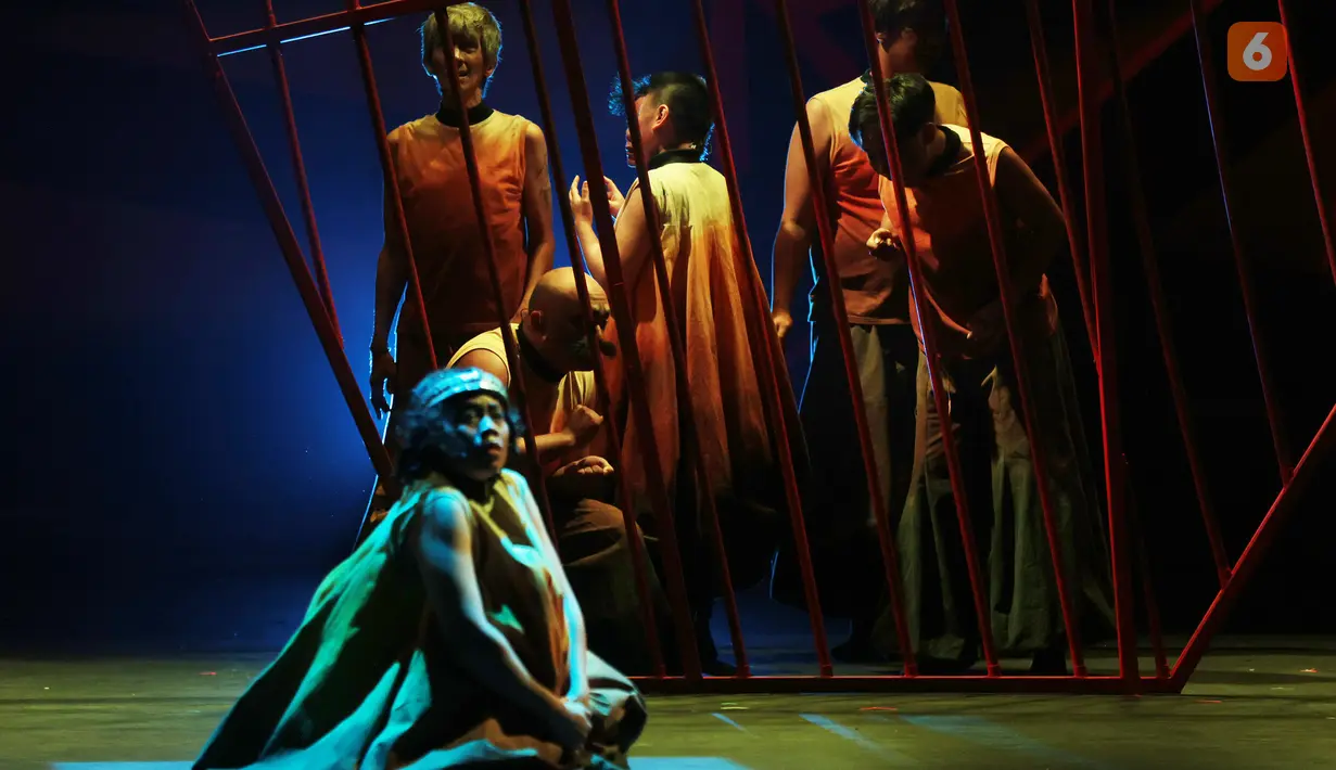 Para aktor Teater Koma menampilkan adegan dalam pementasan Rumah Sakit Jiwa di Graha Bhakti Budaya, Taman Ismail Marzuki, Jakarta, Rabu (29/7/2026). Produksi ke-237 Teater Koma yang berkolaborasi dengan Bakti Budaya Djarum Foundation ini kembali menghadirkan karya almarhum N. Riantiarno dengan interpretasi artistik baru yang merefleksikan isu kemanusiaan, relasi kuasa, dan kesehatan mental yang tetap relevan di tengah perkembangan zaman. (KLY/ Budy Santoso)