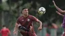 Aksi pemain Persija Jakarta, Jaimerson da Silva saat sesi latihan jelang Piala AFC 2018 di Lapangan ABC, Senayan, Jakarta, (13/3/2018). Persija akan melawan Song Lam Nghe An FC. (Bola.com/Nick Hanoatubun)