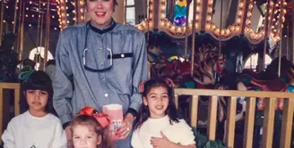 Kris Jenner bagikan momentum Natal ketika Kim, Khloe, dan Kourtney Kardashian di usia dini. [Foto: Instagram/ Kris Jenner]