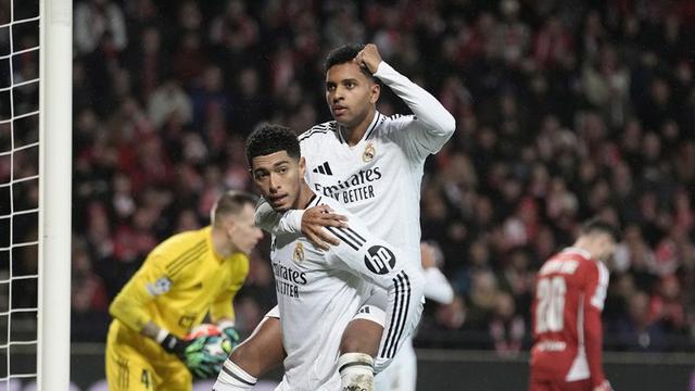 Selebrasi Jude Bellingham dan Rodrygo dalam laga Liga Champions antara Brest vs Real Madrid, Kamis (30/1/2025). (c) AP Photo/Thibault Camus