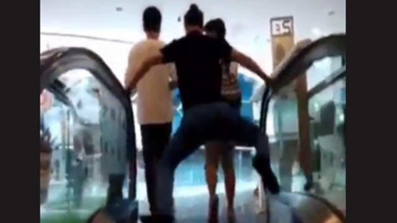 Takut nyangkut, orang China jadi aneh naik eskalator