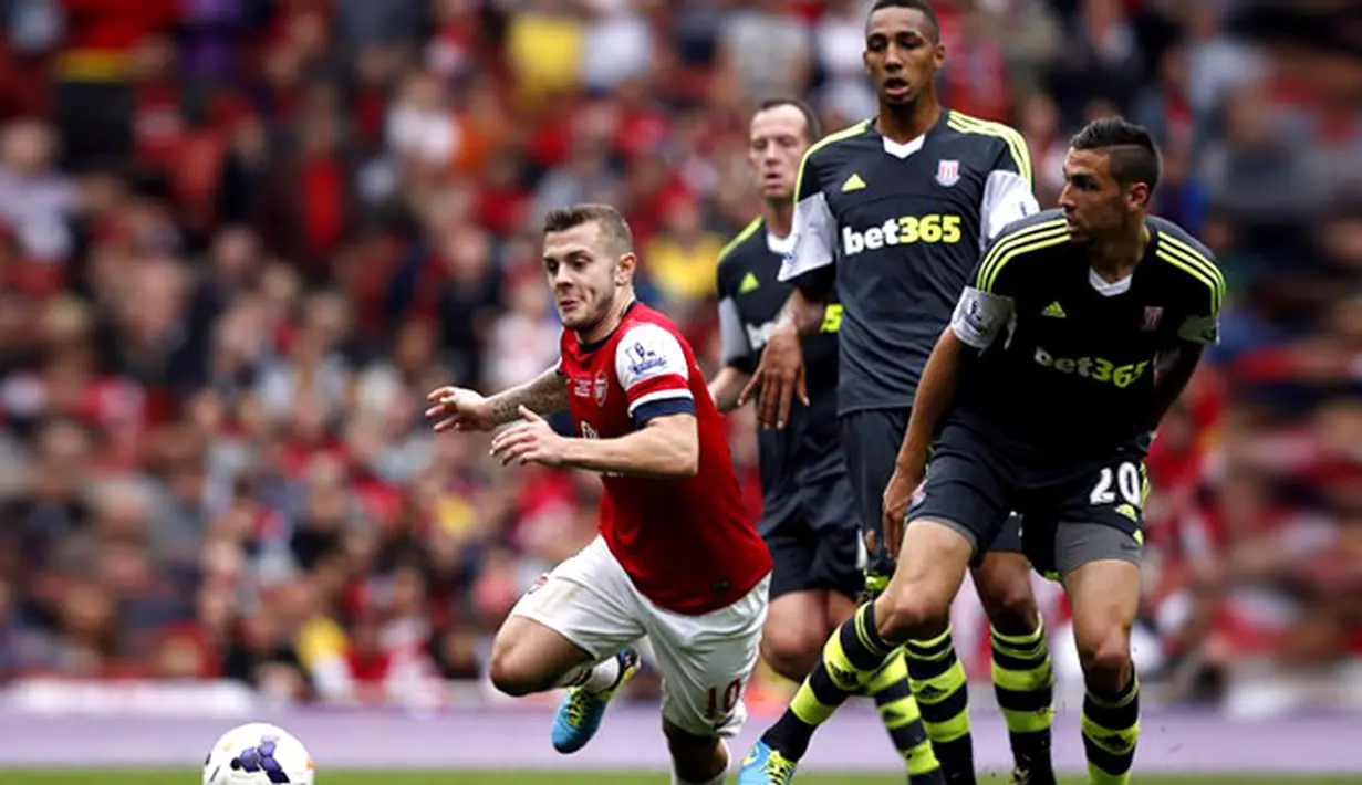 Jack Wilshera duel dengan Geoff Cameron pada pertandingan Liga Premier Inggris antara Arsenal vs Stoke City di Stadion Emirates, London (22/09/2013). (AFP/Adrian Dennis)