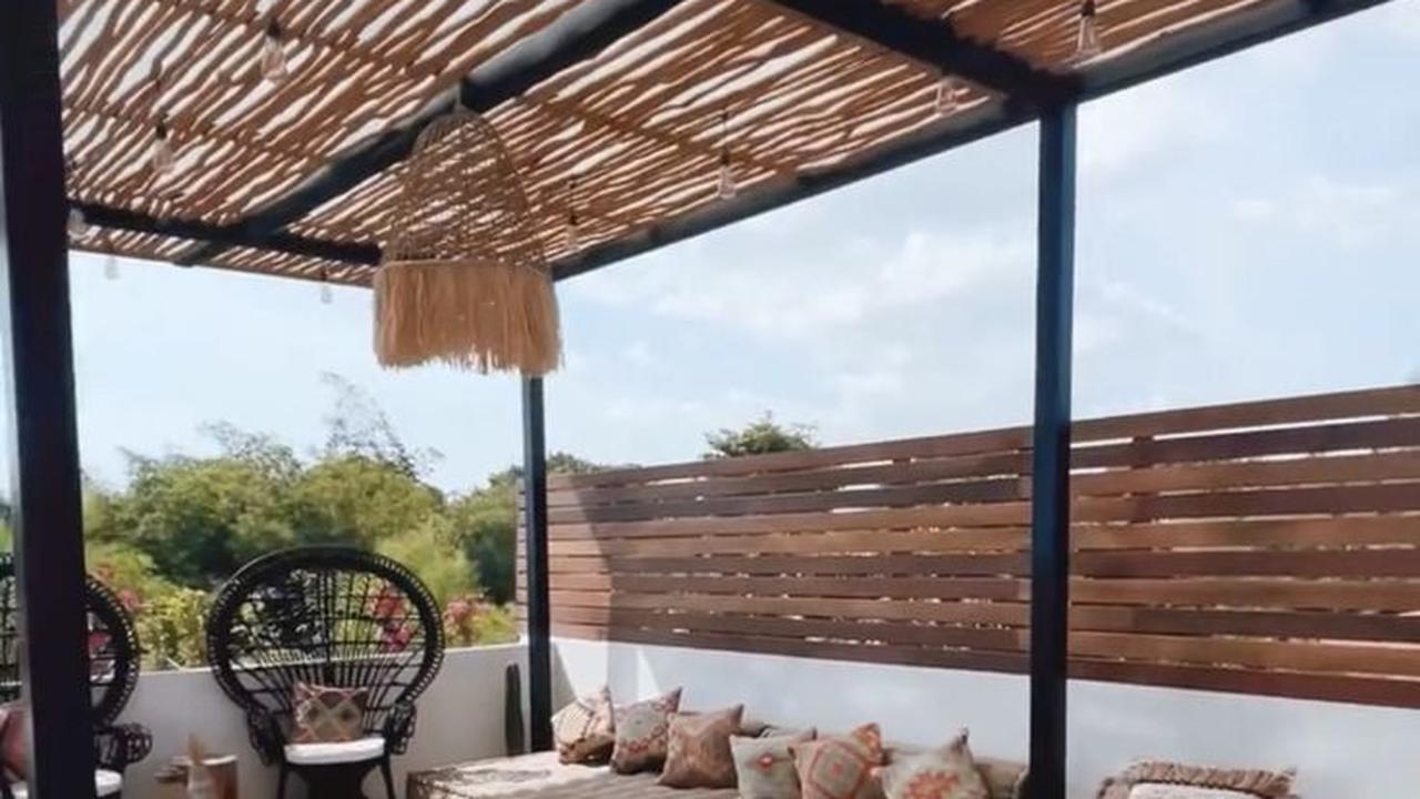 Ilustrasi Balkon Minimalis Semi Terbuka dengan Atap Anyaman (©Pinterest)