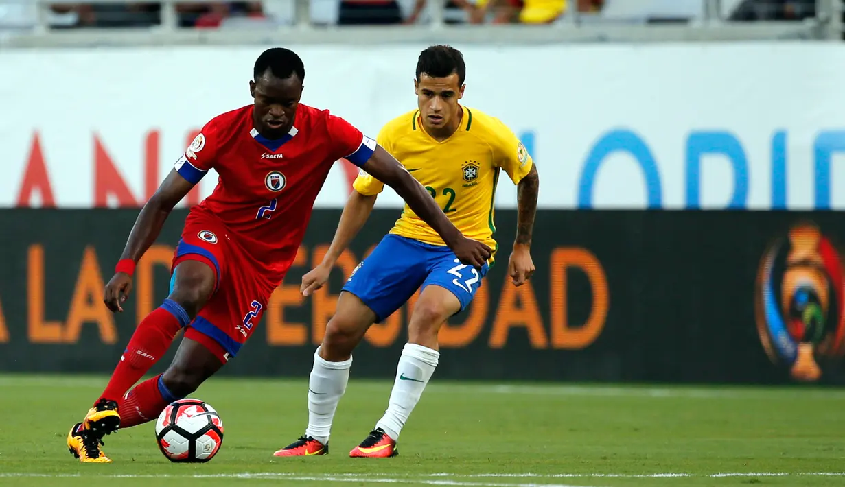 Gelandang Haiti, Jean Sony (kiri) berusaha melewati gelandang Brasil, Philippe Coutinho pada penyisihan grup Copa America Centenario 2016 di Stadion Camping World, AS (9/6). Brasil menang atas Haiti dengan skor 7-1. (Kim Klement-USA TODAY Sports)