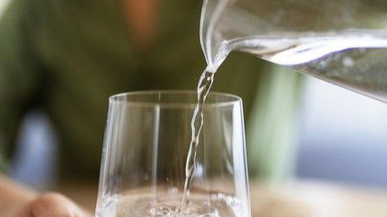 Minum Air Putih. (foto: Pinterest/Beautynesia.id).