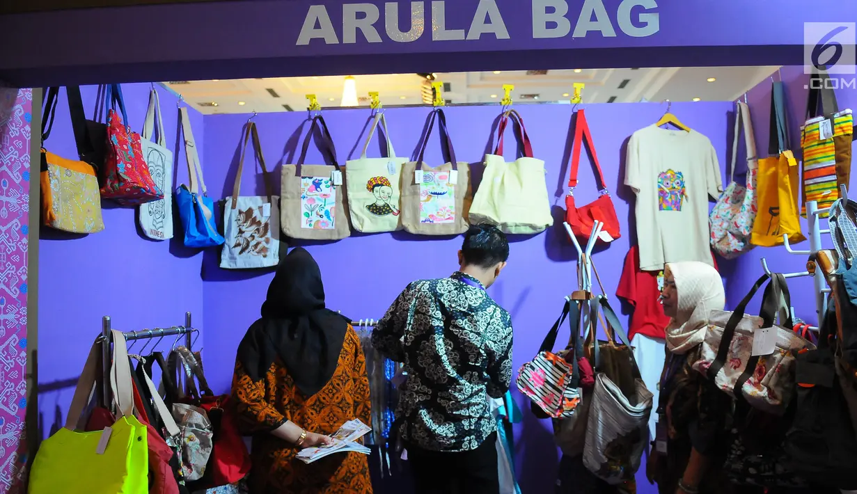 Pengunjung melihat berbagai tas dalam pameran DhawaFest Pesona 2019 di Kementerian Keuangan, Jakarta, Rabu (8/5/2019). Acara pameran produk lokal nusantara tersebut diselenggarakan hingga 10 Mei 2019 mendatang. (Liputan6.com/Angga Yuniar)