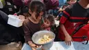 Namun, dua hari setelah Israel mengizinkan bantuan masuk ke Jalur Gaza, berbagai pasokan kebutuhan pokok itu masih belum diterima warga Palestina di Gaza. (Eyad BABA/AFP)