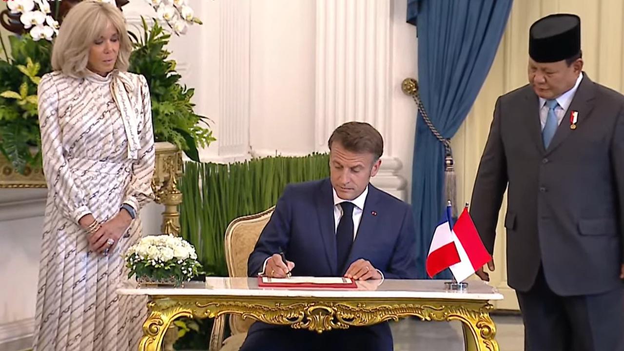 Langkah Presiden Macron Terhenti di Depan Lukisan Soekarno & Bertanya ke Prabowo: This Is You?