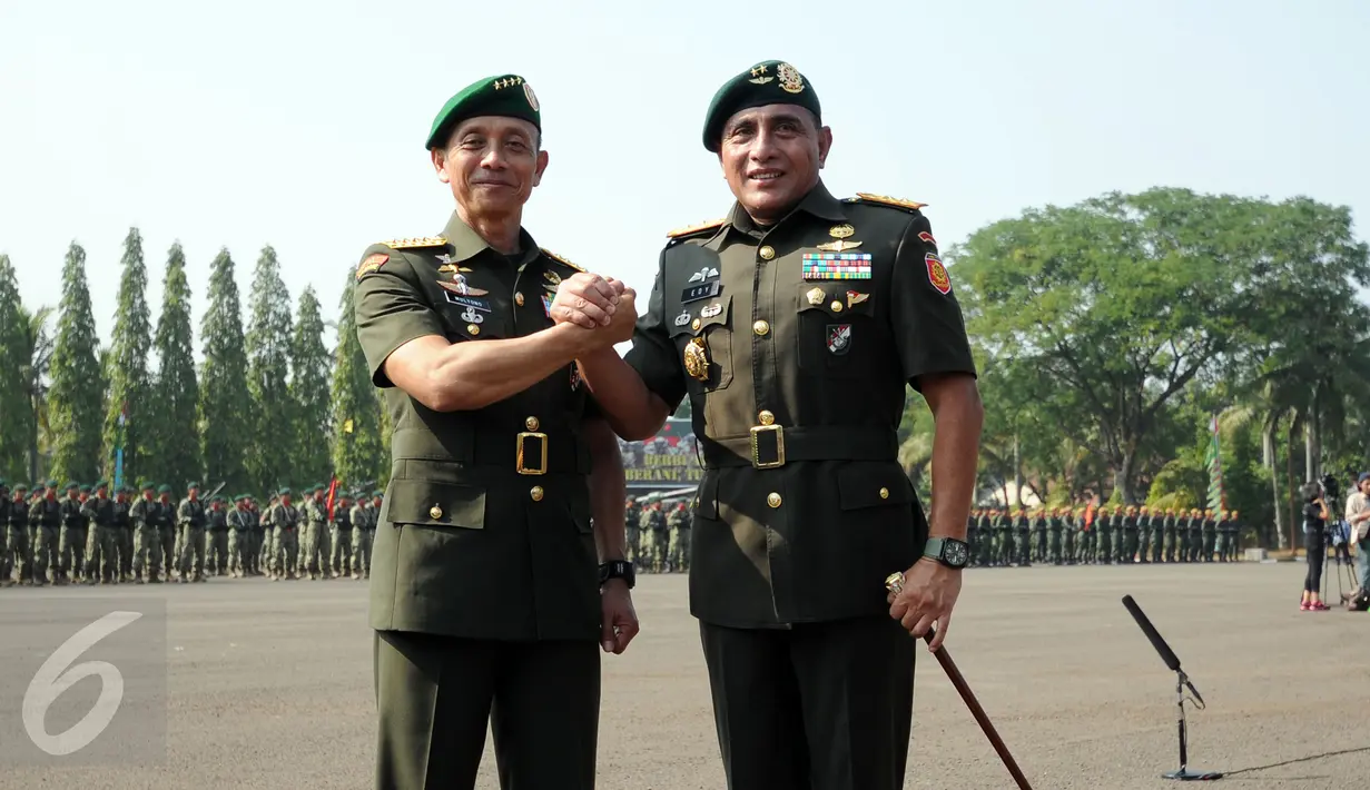 KASAD Jenderal TNI Mulyono (kiri) bersalam komando dengan Pangkostrad, Mayjen TNI Edy Rahmayadi usai upacara serah terima jabatan di Markas Divisi Infanteri I Kostrad, Cilodong, Jawa Barat, Jumat (31/7/2015). (Liputan6.com/Helmi Fithriansyah)