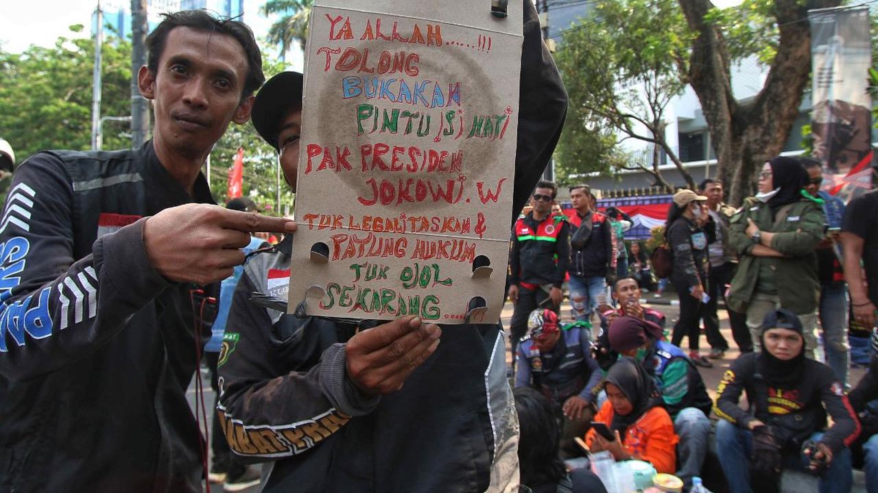 Menurut para pendemo, pemerintah sempat berjanji akan memberikan regulasi khusus untuk pengemudi ojek online pada 2016 lalu namun sampai sekarang belum terealisisasi.