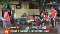 Tak sedikit bangku maupun meja yang hilang terseret derasnya arus banjir. Begitu pula dengan dokumen-dokumen penting sekolah.