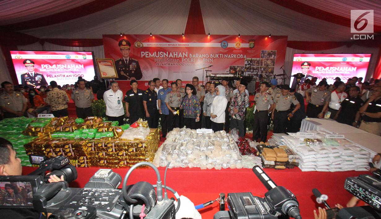 Menteri Kesehatan Nila F Moeloek didampingi Kapolri Jenderal Tito Karnavian memberi keterangan saat saat pemusnahan narkoba di Garbage Plant, Bandara Soekarno-Hatta, Tangerang, Selasa (15/08). (Liputan6.com/Helmi Afandi)